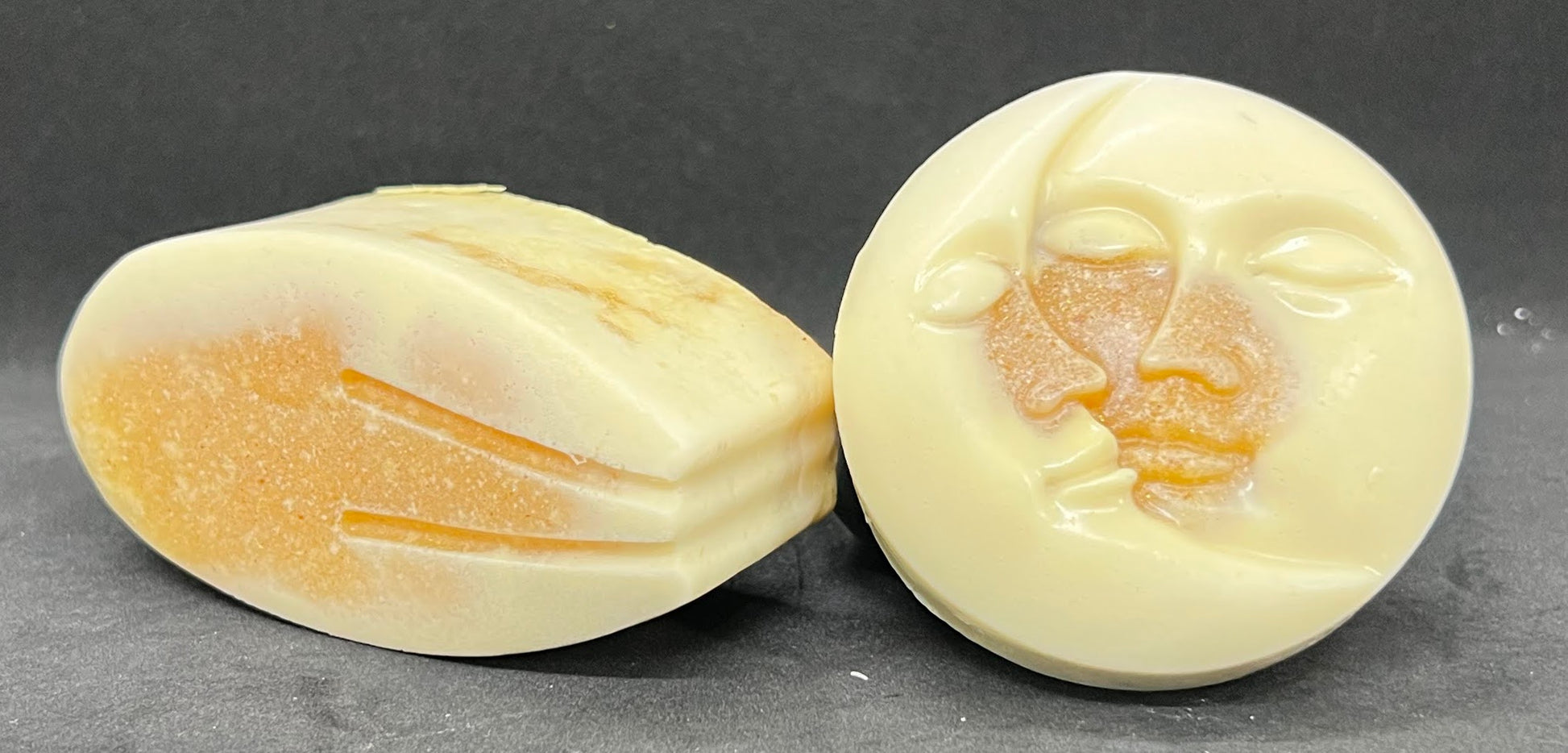 The colloidal oats & honey body and facial bar is a luxurious and nourishing addition to your skincare regimen. Handcrafted with care, this soap combines the soothing properties of colloidal oats with the moisturizing benefits of honey to provide a gentle and indulgent golden bathing experience.